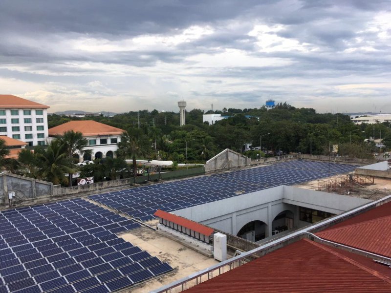 태양 전지 패널이 평평한 지붕에 설치 될 수 있습니까? 